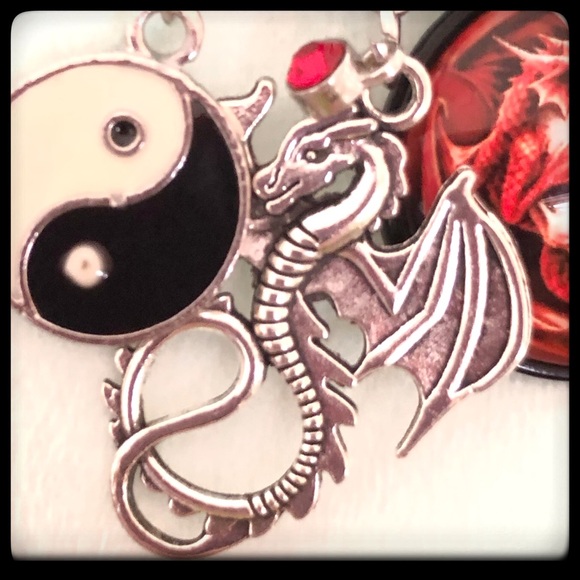 🆕✅ CHAIN NECKLACE WITH THREE CHARMS - Picture 2 of 4